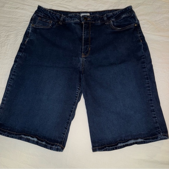 Croft & Barrow Women's Denim Shorts - Picture 2 of 6